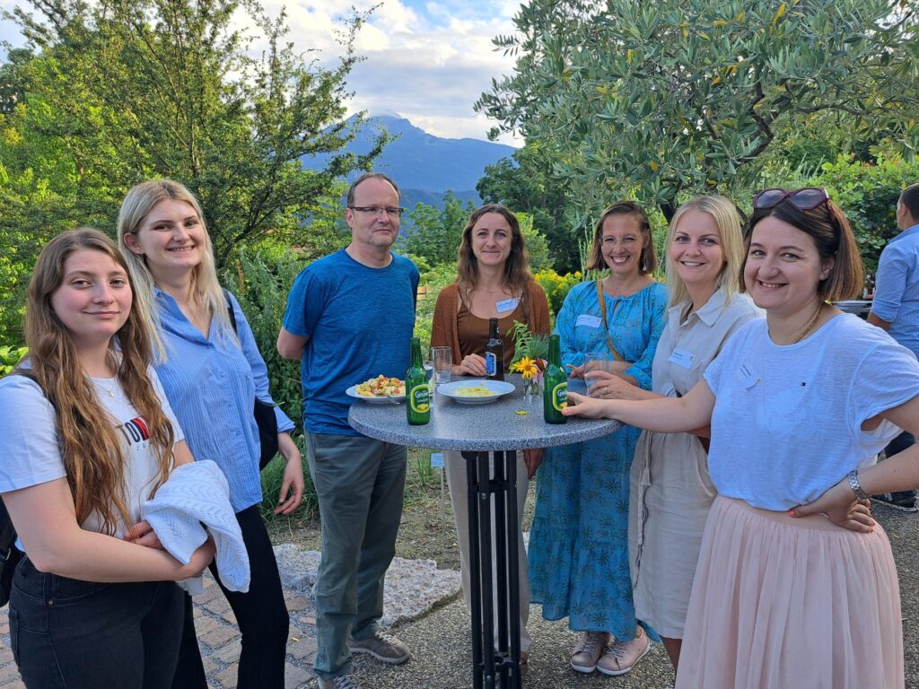 Ausbilder*innen beim gemütlichen Ausklang am Sommerstammtisch im Botanischen Garten