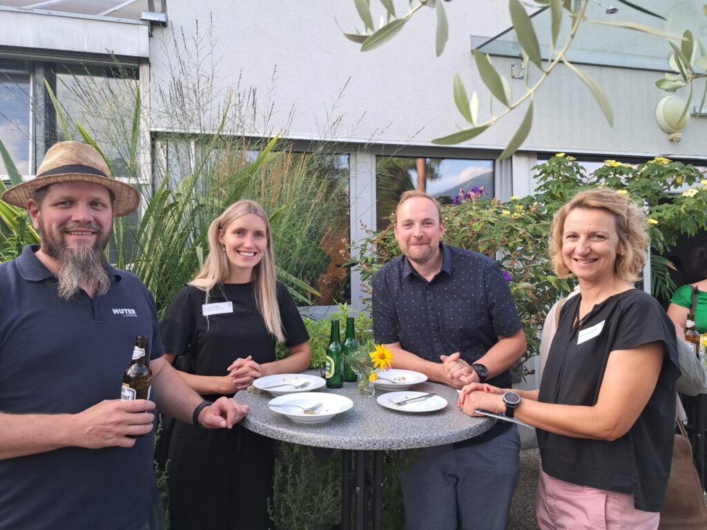 Ausbilder*innen beim gemütlichen Ausklang am Sommerstammtisch im Botanischen Garten