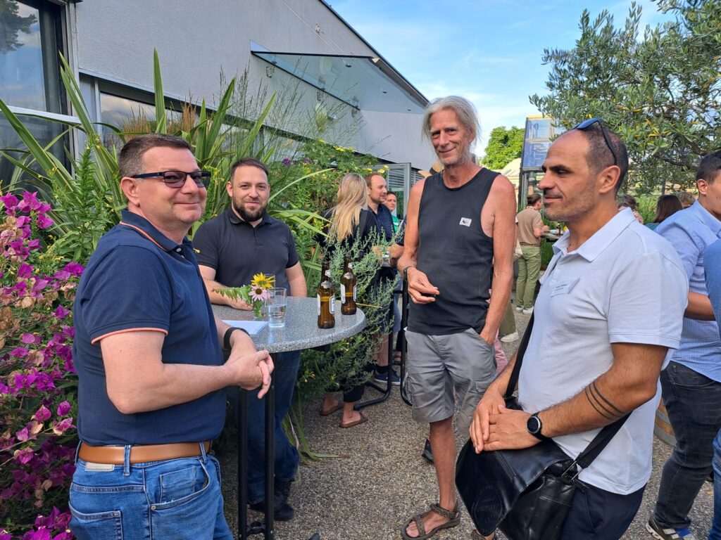 Ausbilder*innen beim gemütlichen Ausklang am Sommerstammtisch im Botanischen Garten