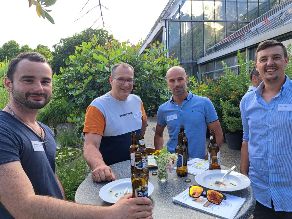 Ausbilder*innen beim gemütlichen Ausklang am Sommerstammtisch im Botanischen Garten