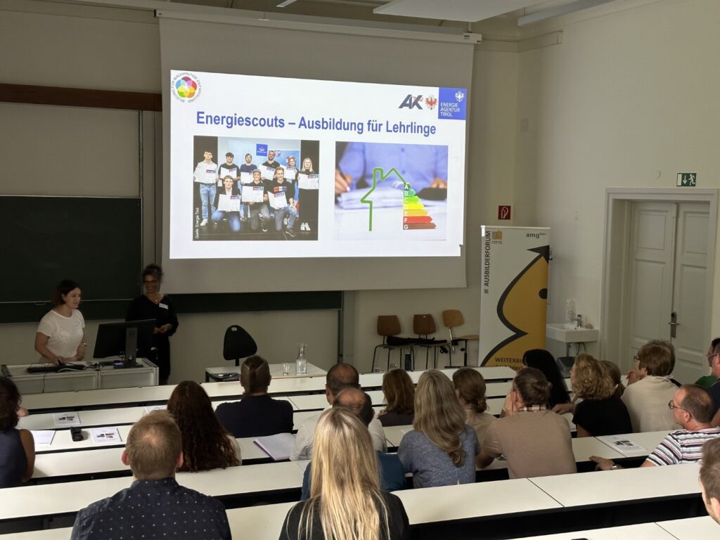 Sommerstammtisch im Botanischen Garten: Vera Lochmann und Ulrike Umshaus präsentieren das Projekt "Energiescouts" anhand einer PowerPoint Präsentation