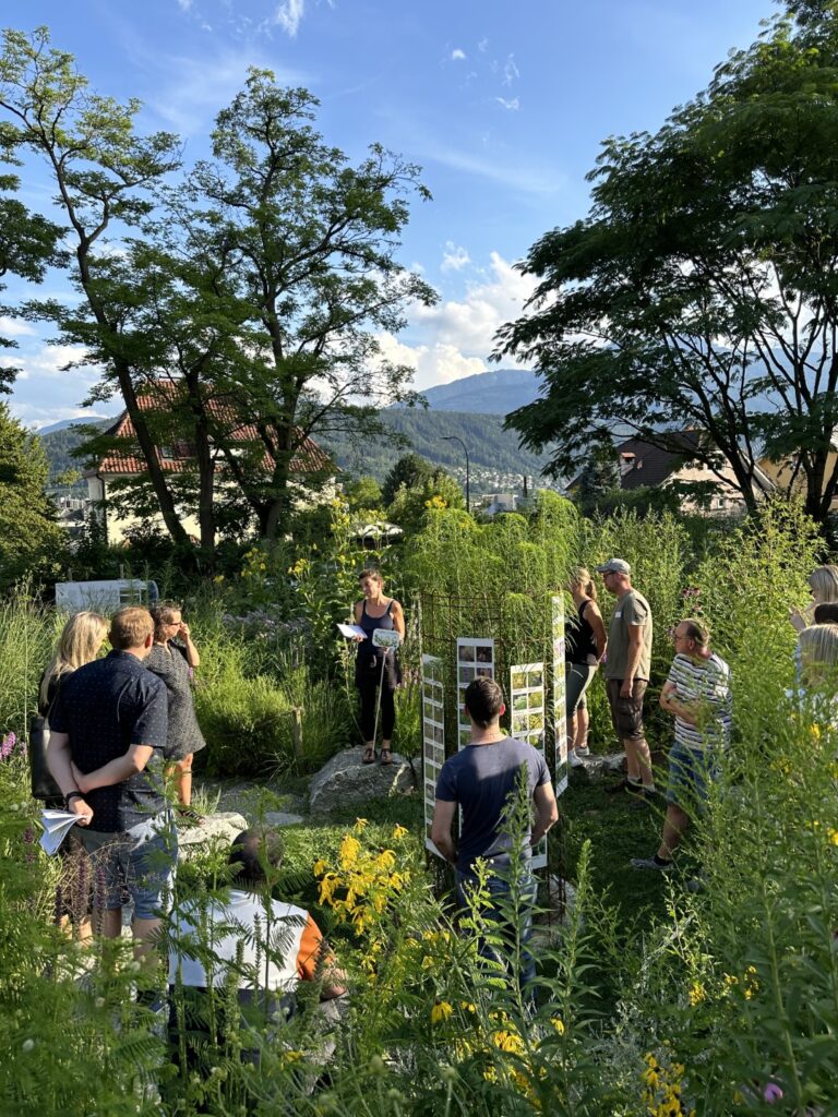 Sommerstammtisch im Botanischen Garten: Ausbilder*innen beim Besuch der Ausstellung "Ordentlich schlampig"