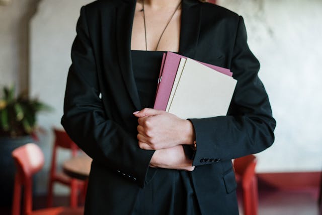 Resilienztraining für Ausbilder*innen und Lehrlinge. Im Bild: Frau mit Akten