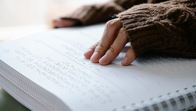 Lehrlingsausbildung für alle. Im Bild: Person liest Braille-Schrift