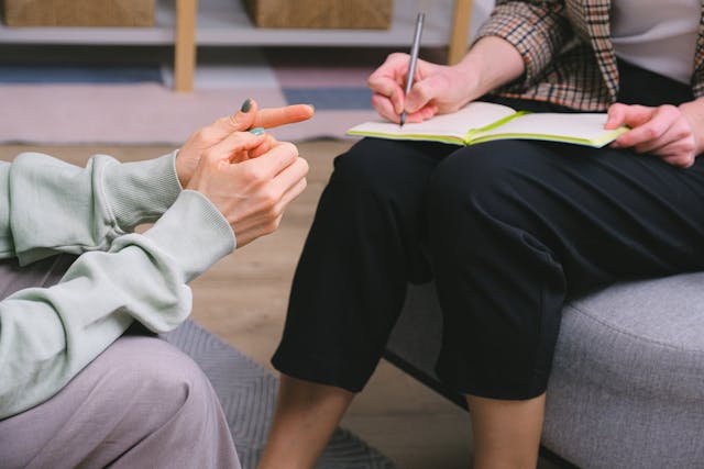 Krisen und Konflikte als Chance. Im Bild: zwei Personen im Coaching-Gespräch