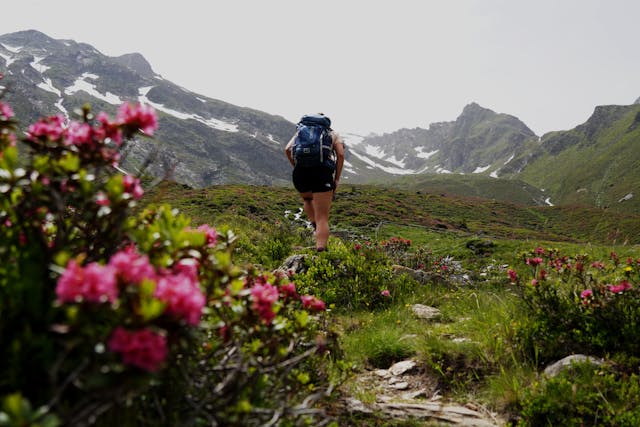 Mental- und Resilienztraining „to go“. Im Bild: Person beim Wandern