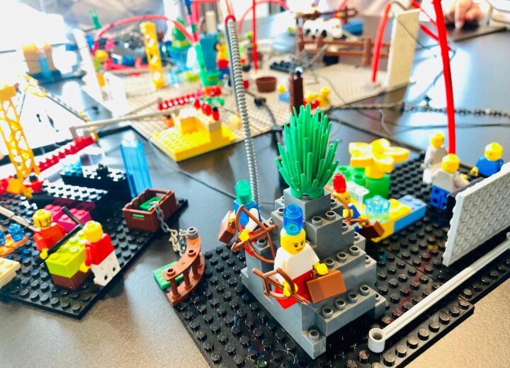 Bauen – Denken – Ausbilden mit LEGO® Serious Play® Im Bild: Setting mit LEGO-Steinen