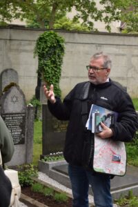 Alexander Legniti, eferatsleiter der Städtischen Friedhöfe, bei seiner Führung durch den Friedhof