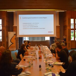 Gäste beim gemeinsamen Austausch im Arlberghaus