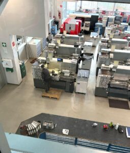 Blick von oben in die Halle des ABZ Metall