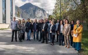 Kongressgäste posieren für ein Gruppenfoto vor der hollu Systemhygiene GmbH