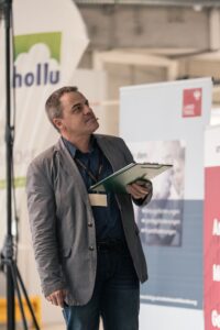 Kongressmoderator Alois Gruber auf der Bühne