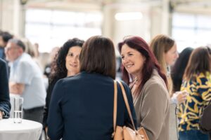 Ausbilder*innen beim Austausch in der Pause