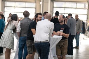 Ausbilder*innen beim Austausch in der Pause