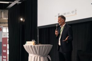 Geschäftsführer Simon Meinschad bei seinen Grußworten