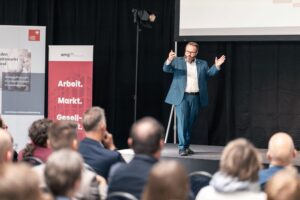 Keynote-Speaker Markus Reitshammer auf der Bühne