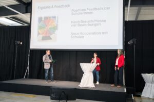 Ausbilder*innen präsentieren Best Practice Projekte auf der Bühne