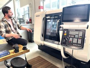 Ein Ausbilder des ABZ Metall zeigt die Bedienung einer CNC-Maschine
