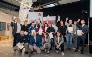 Gruppenbild mit ausgezeichneten Ausbilder*innen vor der Bühne