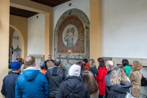Gäste vor den Familiengräbern am Westfriedhof