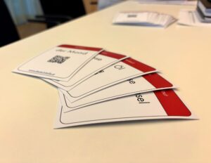 Es liegen Karten mit verschiedenen Worten aufgefächert am Tisch.