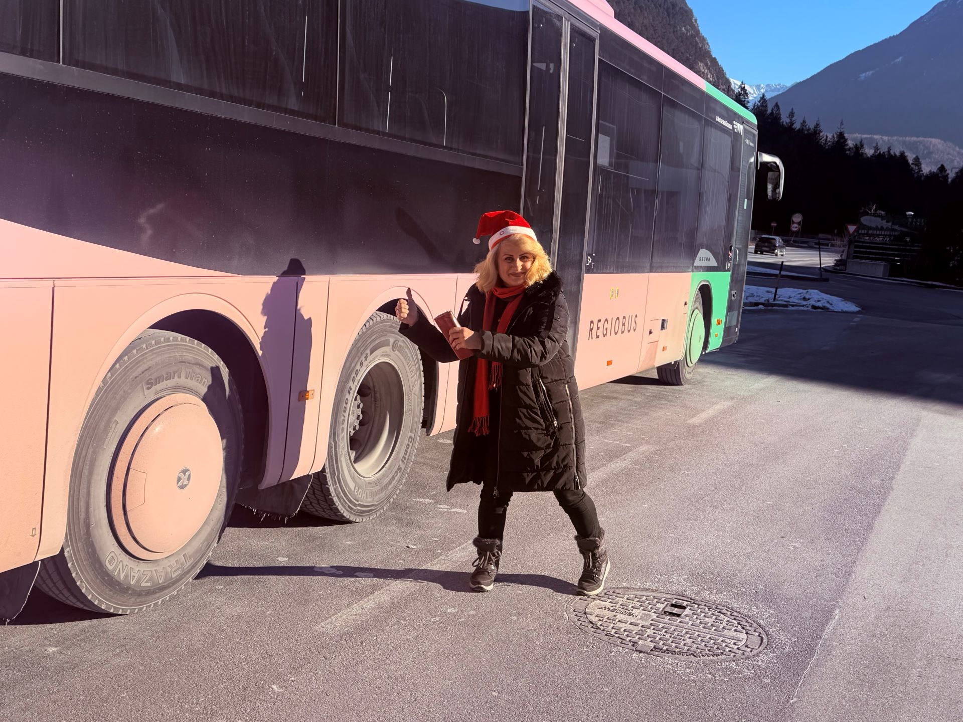 Sie sehen Frau Birkle Valentina, sie hat die Buslenker*innen Ausbildung über die Auflebe absolviert. Hier ist sie bereits bei der Arbeit nach der Stiftungsteilnahme.