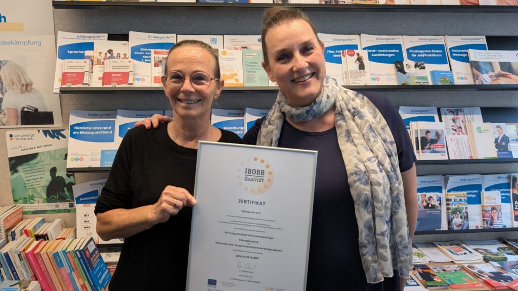 Auf diesem Foto sehen sie die beiden Mitarbeiterinnen Conny & Sandra mit dem Zertifikat IBOBB
