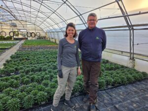 Man sieht Frau Schöll-Hops in einem Gewächshaus stehen