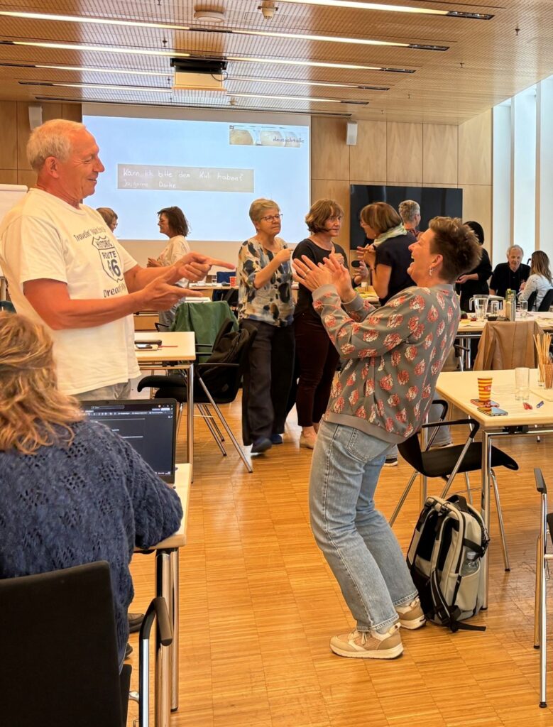 Sie sehen die Workshopteilnehmerinnen und Teilnehmer bei einer Interaktion