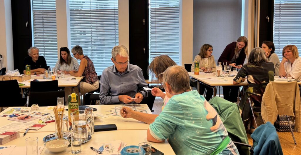 Sie sehen die Workshopteilnehmerinnen und Teilnehmer bei einer Interaktion