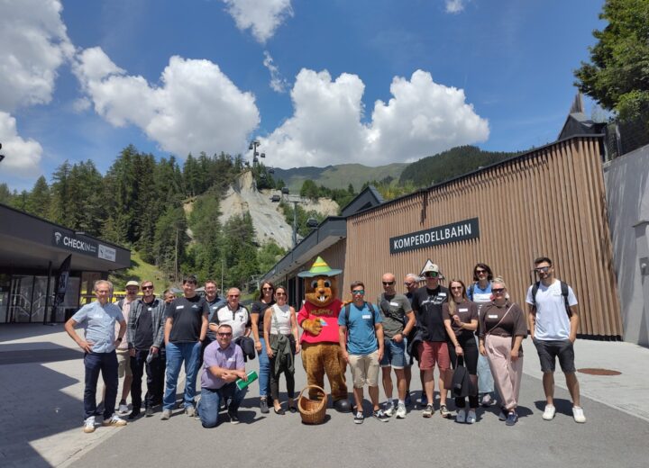 Gruppenfoto der Teilnehmer*innen mit dem Maskottchen der Seilbahn Komperdell GmbH