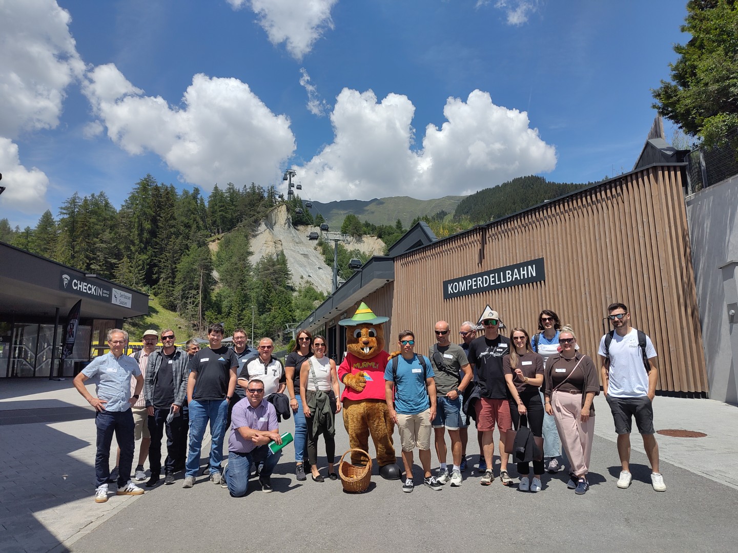 Gruppenfoto der Teilnehmer*innen mit dem Maskottchen der Seilbahn Komperdell GmbH