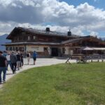 Teilnehmer*innen am Weg zum Restaurant Seealm Hög