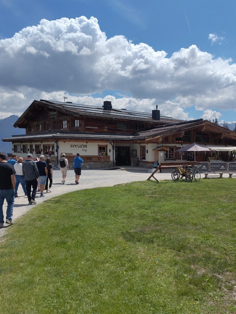 Teilnehmer*innen am Weg zum Restaurant Seealm Hög