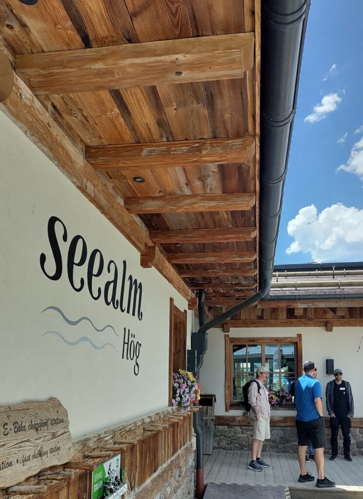 Außenansicht des Restaurants Seealm Hög