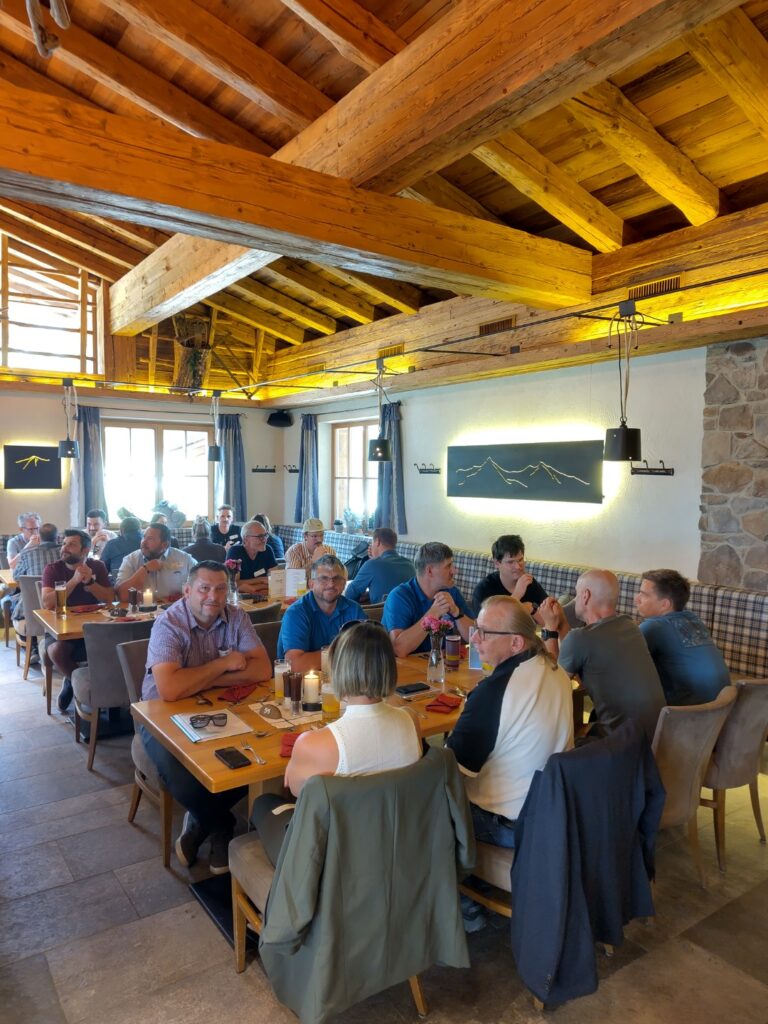 Die Teilnehmer*innen beim Mittagessen
