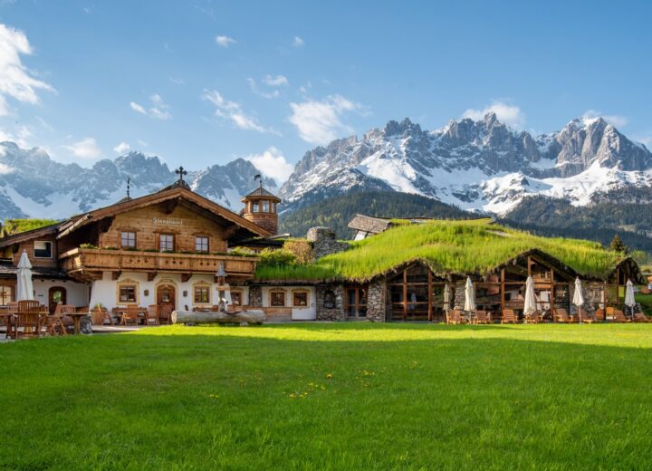 Außenansicht des Bio- und Wellnessresort Stanglwirt