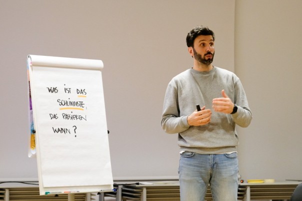Im Bild: Nedžad Moćević bei einer Präsentation