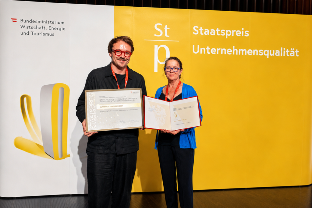 Foto von Geschäftsführung und Stellvertretung der amg-tirol mit dem Sonderpreis für Benchmarking und Meistern von Veränderungen