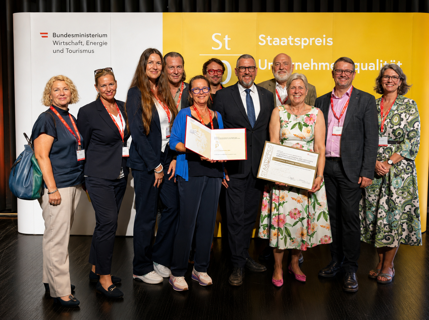 Gruppenfoto aller Vertreter*innen der Stiftungsplattform bei der Preisverleihung im Rahmen des Staatspreises Unternehmensqualität 2026