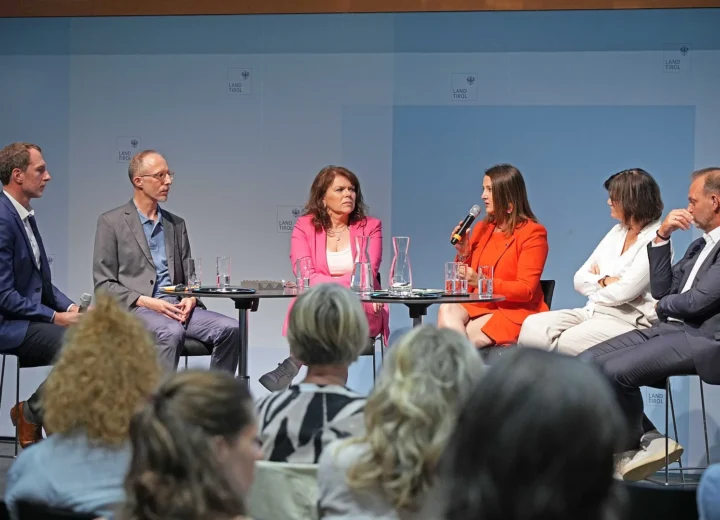 2. Arbeitsmarktsymposium, Diskussionsrunde mit Expert*innen. Foto: © Land Tirol/Trenker