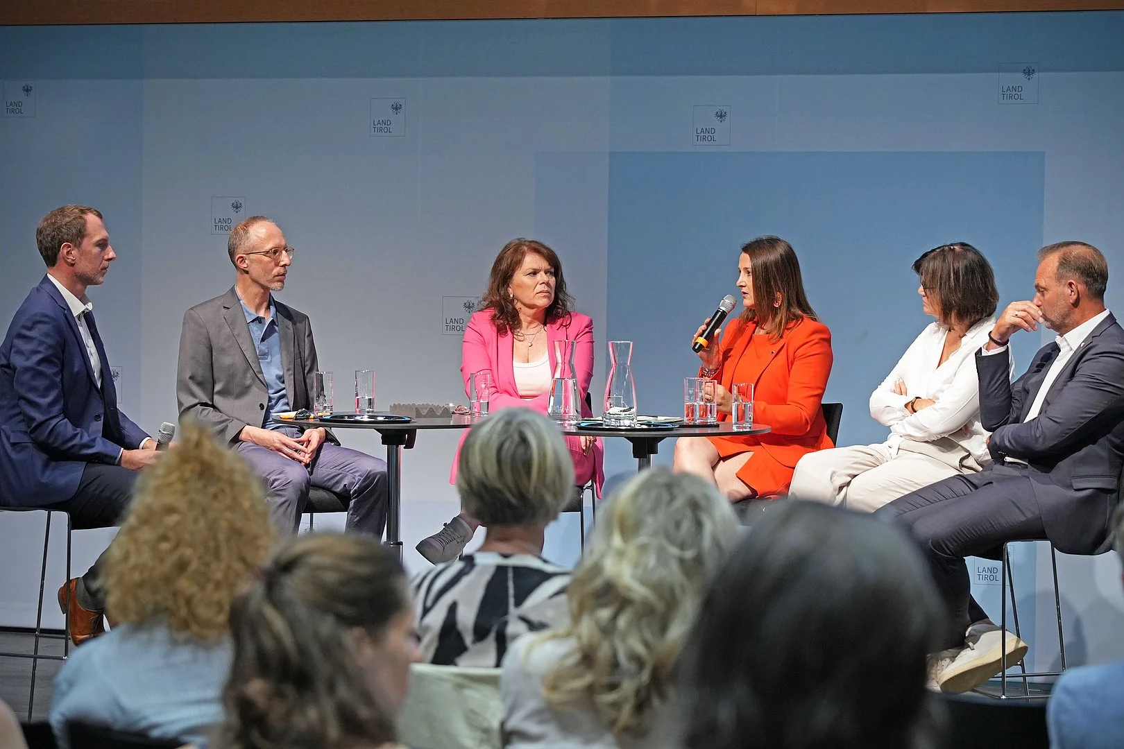 2. Arbeitsmarktsymposium, Diskussionsrunde mit Expert*innen. Foto: © Land Tirol/Trenker