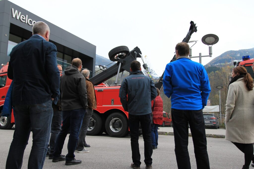Bild von Kongressgästen vor der Firma EMPL