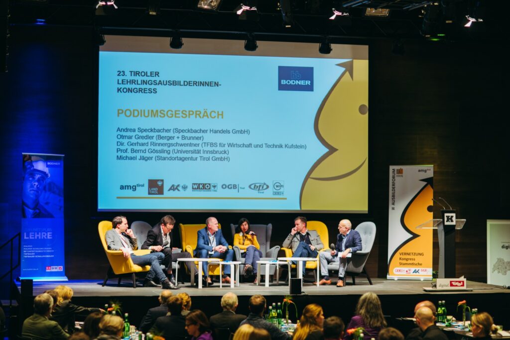 Bild von Bühne mit Gästen bei einer Podiumsdiskussion