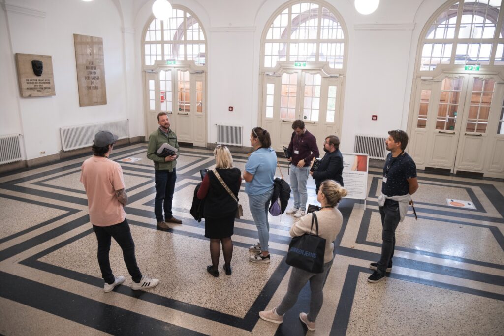 Bild von Gästen bei einer Führung durch die Universität Innsbruck
