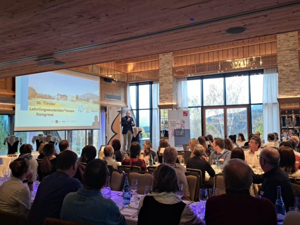Publikum und Moderator im Saal des Greenvieh Chalet