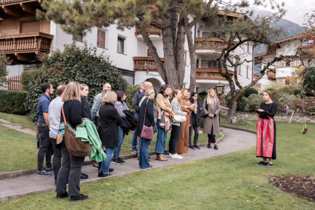 Gäaste bei der Betriebsführung durch das Alpenresort Schwarz