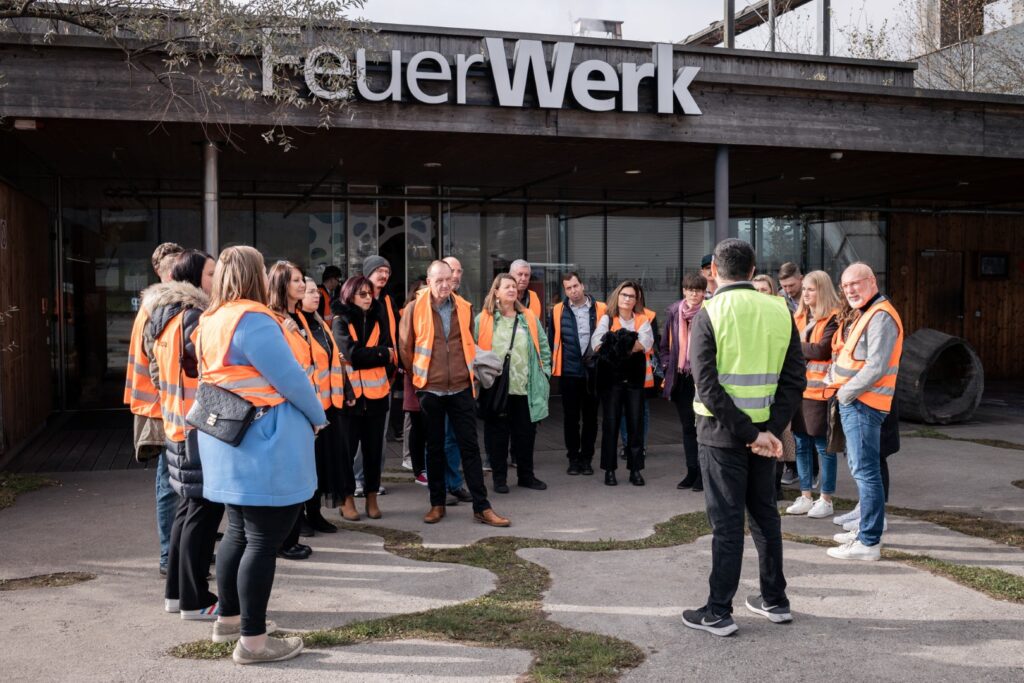 Gäste in Warnwesten vor dem Eingang zum FeuerWerk