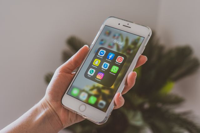Smartphone-Bildschirm mit Logos von verschiedenen Social Media und Messaging-Apps