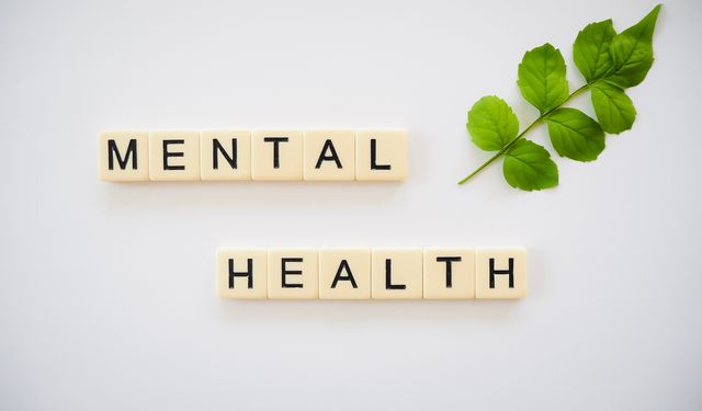 Scrabble-Steine die die Worte "Mental Health" formen